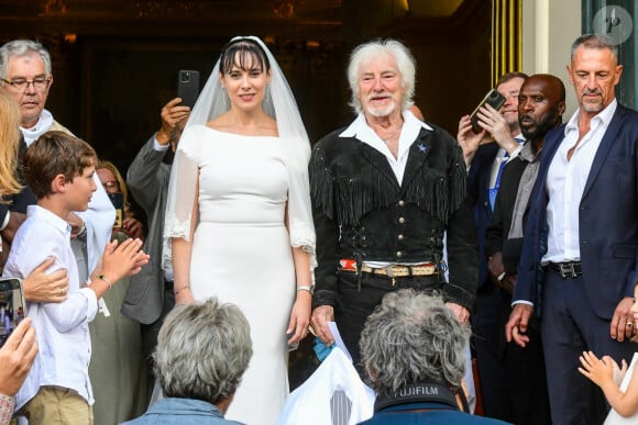 Murielle Mégevand et Hugues Aufray sur le parvis de l'église - Mariage d'Hugues Aufray et de Murielle Mégevand à l’église Saint-Vigor de Marly-Le Roy, France, le 2 septembre 2023. 