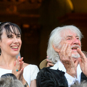 Murielle Mégevand et Hugues Aufray sur le parvis de l'église - Mariage d'Hugues Aufray et de Murielle Mégevand à l’église Saint-Vigor de Marly-Le Roy, France, le 2 septembre 2023. 