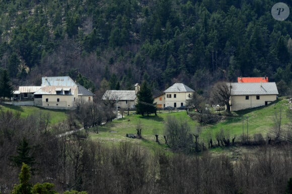 Illustrations au Vernet dans les Alpes-de-Haute-Provence dans le cadre de la disparition du petit Emile en juillet 2023 dont une partie des ossements ont été retrouvés. Le 4 avril 2024. © Romain Doucelin / Bestimage