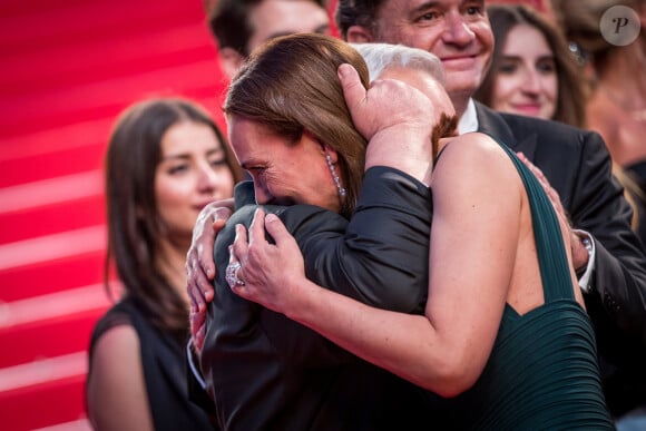 Carole Bouquet, son compagnon Philippe Sereys de Rothschild et Paul Rassam - Carole Bouquet très émue lors de la descente des marches du film "The Little Prince" (Le Petit Prince) lors du 68 ème Festival International du Film de Cannes à Cannes le 22 mai 2015, le film produit par son fils Dimitri Rassam.