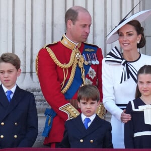 Le prince William, prince de Galles, Catherine Kate Middleton, princesse de Galles, le prince George, le prince Louis et la princesse Charlotte - Les membres de la famille royale britannique au balcon du Palais de Buckingham lors de la parade militaire "Trooping the Colour" à Londres le 15 juin 2024 © Julien Burton / Bestimage