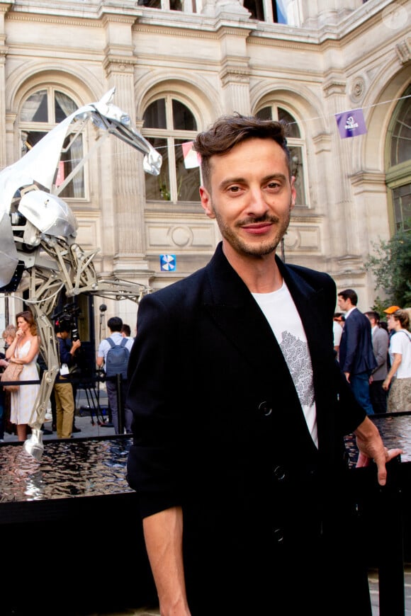 Thomas Jolly - Inauguration de l'exposition "Zeus / Ville de Paris", le cheval métallique de la cérémonie d'ouverture des Jeux Olympiques Paris 2024, à l'Hôtel de Ville de Paris. Le 27 août 2024 L'exposition sera ouverte gratuitement du 29 août au 8 septembre. © Céline Bonnarde / Bestimage