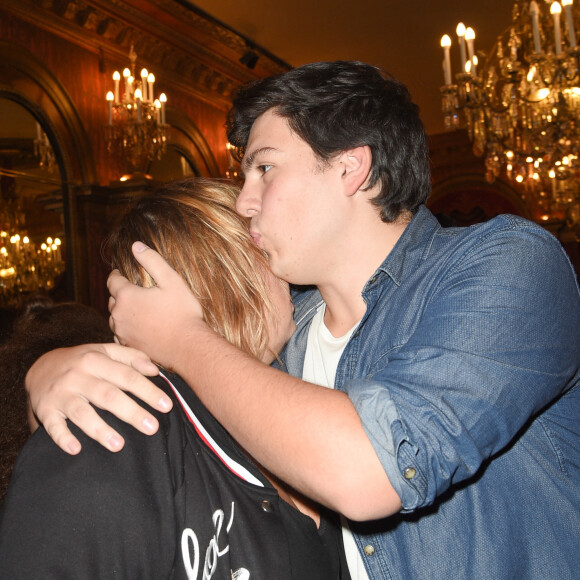 Alors qu'elle allait accoucher de leur fils Enzo
Michèle Bernier et son fils Enzo Gaccio - People à la générale du woman show "Vive Demain !" de Michèle Bernier au théâtre des Variétés à Paris le 28 janvier. © Coadic Guirec/Bestimage 