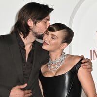 Emily in Paris à Rome : Lucas Bravo tactile devant une Lily Collins époustouflante en robe dorée