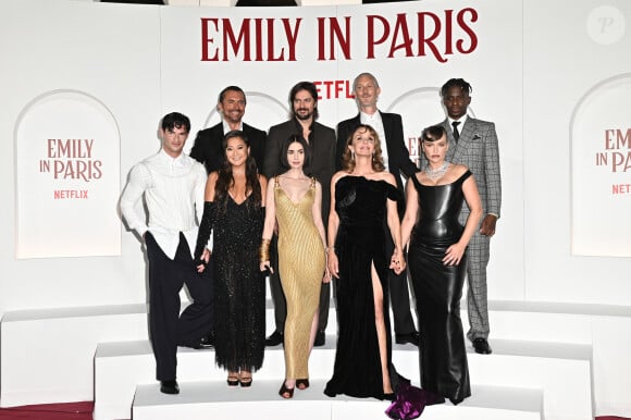 Pour cette avant-première, la fille de Phil Collins était naturellement entourée du casting, à l'instar d'Ashley Park qui incarne Mindy Chen, sa fidèle acolyte dans la fiction.
William Abadie, Lucas Bravo, Bruno Gouery, Samuel Arnold, Paul Forman, Ashley Park, Lily Collins, Philippine Leroy-Beaulieu, Camille Razat - Première de la quatrième saison de la série '"Emily In Paris" à Rome le 10 septembre 2024.