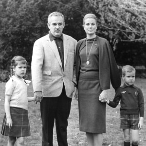 Photo de famille du prince Rainier et Grace de Monaco en 1964