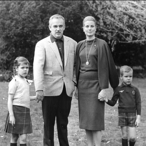 Photo de famille du prince Rainier et Grace de Monaco en 1964