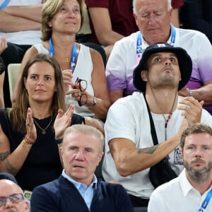 Laure Manaudou, Florent Manaudou et sa compagne Lola Dumenil en tribunes pendant l'épreuve de basketball de Demi-Finale opposant la France à l'Allemagne lors des Jeux Olympiques de Paris 2024 (JO) à l'Arena Bercy, à Paris, France, le 8 août 2024. © Jacovides-Perusseau/Bestimage 