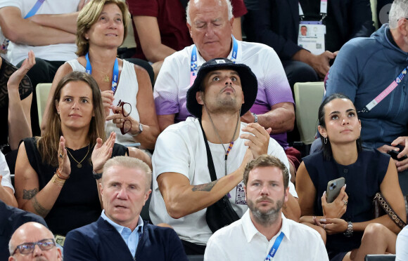 Laure Manaudou, Florent Manaudou et sa compagne Lola Dumenil en tribunes pendant l'épreuve de basketball de Demi-Finale opposant la France à l'Allemagne lors des Jeux Olympiques de Paris 2024 (JO) à l'Arena Bercy, à Paris, France, le 8 août 2024. © Jacovides-Perusseau/Bestimage 