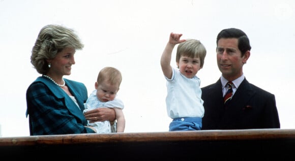 Le Prince Charles, Prince de Galles et Diana, Princesse de Galles avec le Prince William et le Prince Harry sur le Royal Yacht Britannia à Venise, Italie. Photo par PA Photos/ABACAPRESS.COM