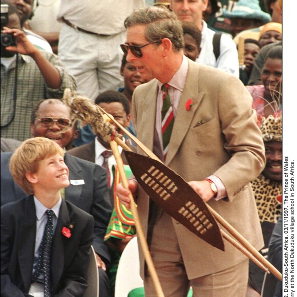 Il leur épargnera les apparitions publiques....
PA/ABACA. 27632-2. Dukuduku-Afrique du Sud. Le Prince de Galles et son fils le Prince Harry à l'école du village de North Dukuduku en Afrique du Sud.