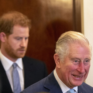 
Le prince de Galles et le duc de Sussex lors d'une discussion sur les crimes violents commis par les jeunes lors d'un forum organisé à Clarence House à Londres, au Royaume-Uni. Photo par Steve Parsons/Pa Wire/ABACAPRESS.COM