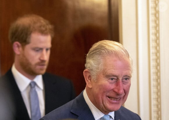 
Le prince de Galles et le duc de Sussex lors d'une discussion sur les crimes violents commis par les jeunes lors d'un forum organisé à Clarence House à Londres, au Royaume-Uni. Photo par Steve Parsons/Pa Wire/ABACAPRESS.COM