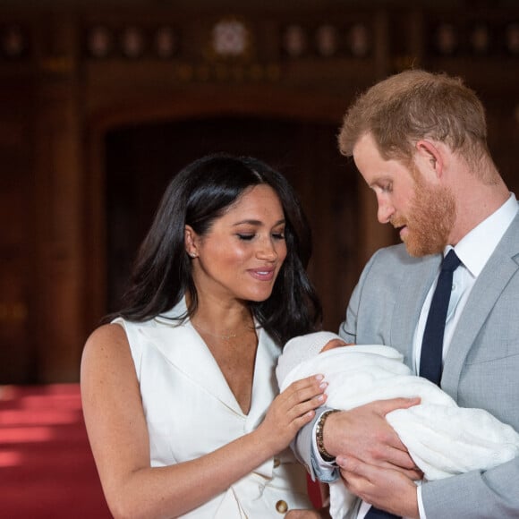 ... il a fui la Grande-Bretagne avec sa femme Meghan Markle
Poto du duc et de la duchesse de Sussex avec leur fils (dont le nom a été annoncé plus tard comme Archie Harrison Mountbatten-Windsor), lors d'une séance de photos dans le St George's Hall au château de Windsor dans le Berkshire. Dominic Lipinski/PA Wire