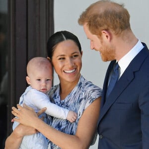 Photo du duc et de la duchesse de Sussex tenant leur fils Archie lors d'une réunion avec l'archevêque Desmond Tutu et Mme Tutu à leur fondation au Cap, le troisième jour de leur tournée en Afrique du Sud.