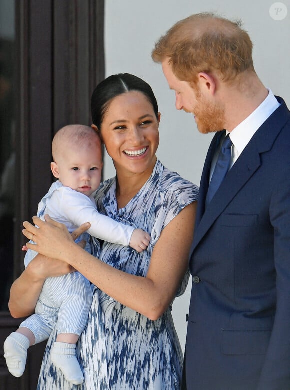 Photo du duc et de la duchesse de Sussex tenant leur fils Archie lors d'une réunion avec l'archevêque Desmond Tutu et Mme Tutu à leur fondation au Cap, le troisième jour de leur tournée en Afrique du Sud.