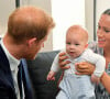 Le prince Harry a 40 ans ce dimanche
Leduc et la duchesse de Sussex tenant leur fils Archie lors d'une rencontre avec l'archevêque Desmond Tutu. Photo par Toby Melville/PA Wire/ABACAPRESS.COM