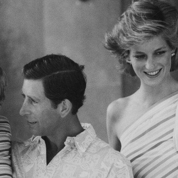 Photo du Prince Charles et de la Princesse Diana en vacances en Espagne avec leur plus jeune fils, le Prince Harry, le 11 août 1986. Photo prise par Arthur Edwards/The Sun/News Licensing/ABACAPRESS.COM