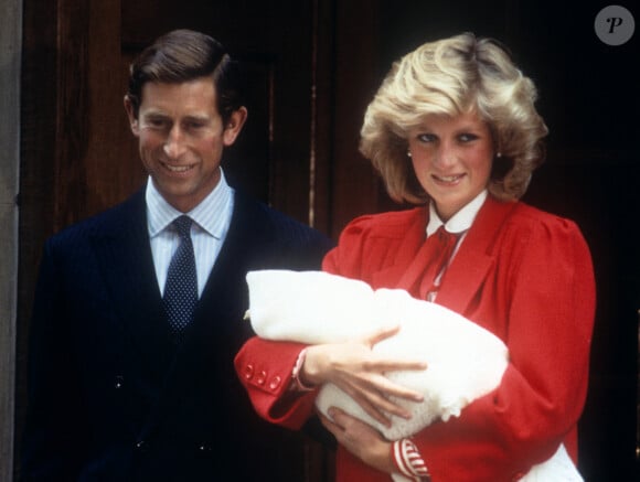 Photo d'archives du prince et de la princesse de Galles après la naissance de leur deuxième fils, le prince Harry, à la sortie de l'hôpital St Mary, à Paddington, Londres, Royaume-Uni, le 16 septembre 1984. Photo par Anwar Hussein/PA Photos/ABACAPRESS.COM