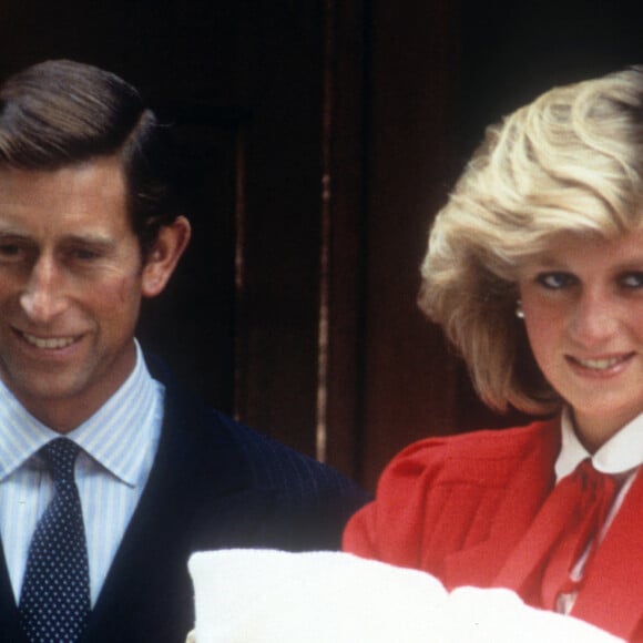 Photo d'archives du prince et de la princesse de Galles après la naissance de leur deuxième fils, le prince Harry, à la sortie de l'hôpital St Mary, à Paddington, Londres, Royaume-Uni, le 16 septembre 1984. Photo par Anwar Hussein/PA Photos/ABACAPRESS.COM