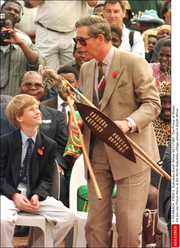 PA/ABACA. 27632-2. Dukuduku-Afrique du Sud, 03/11/1997. Le Prince de Galles et son fils le Prince Harry à l'école du village de North Dukuduku en Afrique du Sud.