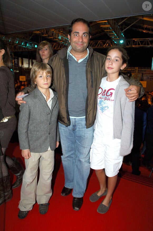 Laurent Fontaine pose avec ses enfants Milo et Lara lors de la première du spectacle musical "Le Roi Soleil" de Kamel Ouali au Palais des Sports de Paris, France, le 4 octobre 2006. Photo par Nicolas Gouhier/ABACAPRESS.COM