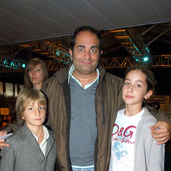 Laurent Fontaine pose avec ses enfants Milo et Lara lors de la première du spectacle musical "Le Roi Soleil" de Kamel Ouali au Palais des Sports de Paris, France, le 4 octobre 2006. Photo par Nicolas Gouhier/ABACAPRESS.COM