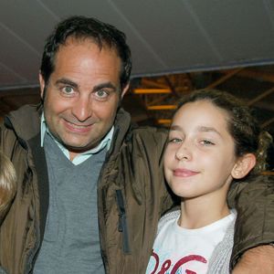 Laurent Fontaine pose avec ses enfants Milo et Lara lors de la première du spectacle musical "Le Roi Soleil" de Kamel Ouali au Palais des Sports de Paris, France, le 4 octobre 2006. Photo par Nicolas Gouhier/ABACAPRESS.COM