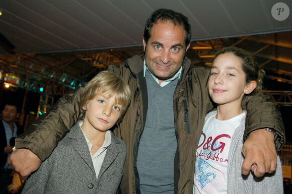 Laurent Fontaine pose avec ses enfants Milo et Lara lors de la première du spectacle musical "Le Roi Soleil" de Kamel Ouali au Palais des Sports de Paris, France, le 4 octobre 2006. Photo par Nicolas Gouhier/ABACAPRESS.COM