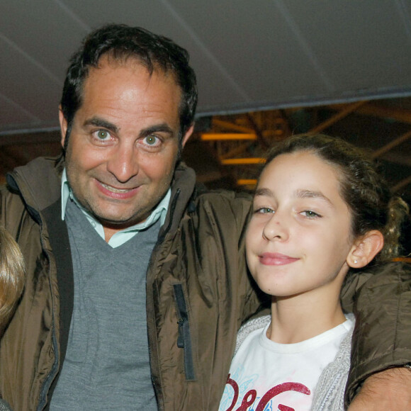 Laurent Fontaine pose avec ses enfants Milo et Lara lors de la première du spectacle musical "Le Roi Soleil" de Kamel Ouali au Palais des Sports de Paris, France, le 4 octobre 2006. Photo par Nicolas Gouhier/ABACAPRESS.COM