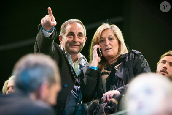 Laurent Fontaine et Valérie Douillet - La famille, les amis et soutiens d'Emmanuel Macron dans les tribunes lors du grand meeting d'Emmanuel Macron, candidat d'En Marche! à l'élection présidentielle 2017, à l'AccorHotels Arena à Paris, France, le lundi 17 avril 2017. © Cyril Moreau/Bestimage 