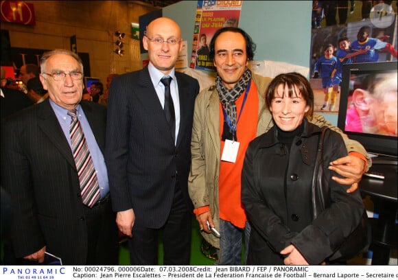 Jean Pierre Escalettes - President de La Federation Francaise de Football - Bernard Laporte - Secretaire d Etat aux Sports et Didier Roustan - Salon du Foot -Porte de Versailles- 07.03.2008 - Foot Football - Galaxyfoot - largeur attitude FFF pose portrait journaliste journalistes media medias