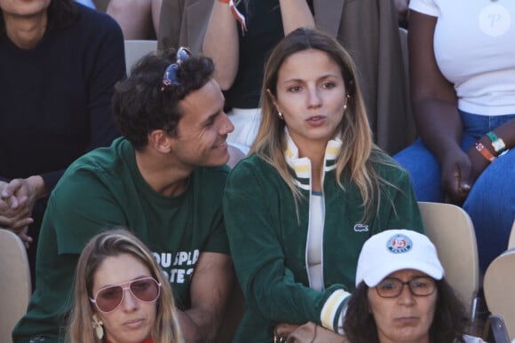 Théo Curin et sa compagne Marie-Camille Fabas - Célébrités dans les tribunes de la finale homme des Internationaux de France de tennis de Roland Garros 2024 à Paris le 9 juin 2024. © Jacovides-Moreau/Bestimage 