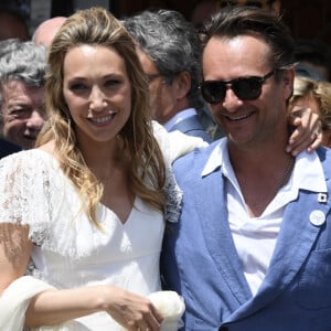 Dans "Gala", David Hallyday explique pour quoi lui s'appelle Hallyday
Nathalie Baye, Bernard Montiel, Jean-Louis Borloo, David Hallyday - Mariage de Laura Smet et Raphaël Lancrey-Javal à l'église Notre-Dame des Flots au Cap-Ferret le jour de l'anniversaire de son père Johnny Hallyday le 15 juin 2019.