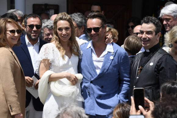 Dans "Gala", David Hallyday explique pour quoi lui s'appelle Hallyday
Nathalie Baye, Bernard Montiel, Jean-Louis Borloo, David Hallyday - Mariage de Laura Smet et Raphaël Lancrey-Javal à l'église Notre-Dame des Flots au Cap-Ferret le jour de l'anniversaire de son père Johnny Hallyday le 15 juin 2019.