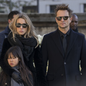 Laeticia Hallyday, ses filles Jade et Joy, Laura Smet et David Hallyday devant le cercueil de Johnny Hallyday - Arrivées des personnalités en l'église de La Madeleine pour les obsèques de Johnny Hallyday à Paris. Le 9 décembre 2017 