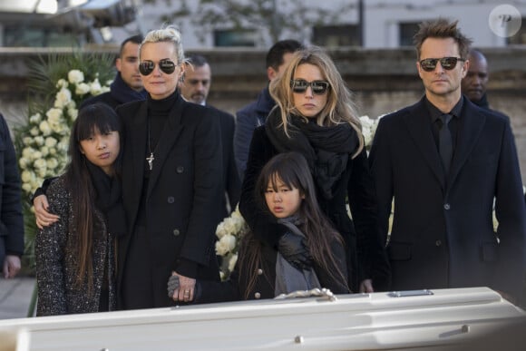 Laeticia Hallyday, ses filles Jade et Joy, Laura Smet et David Hallyday devant le cercueil de Johnny Hallyday - Arrivées des personnalités en l'église de La Madeleine pour les obsèques de Johnny Hallyday à Paris. Le 9 décembre 2017 