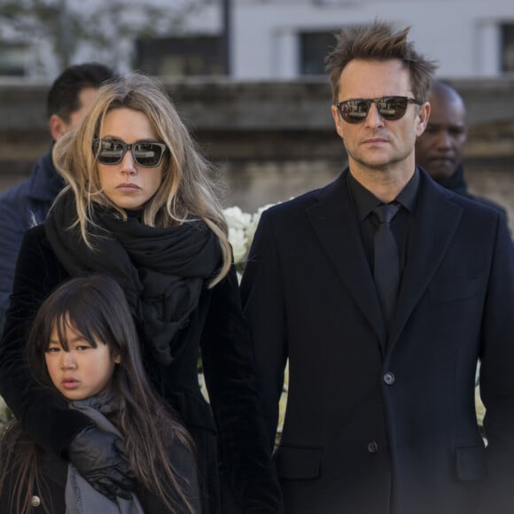 Laeticia Hallyday, ses filles Jade et Joy, Laura Smet et David Hallyday devant le cercueil de Johnny Hallyday - Arrivées des personnalités en l'église de La Madeleine pour les obsèques de Johnny Hallyday à Paris. Le 9 décembre 2017 