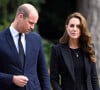 Bousculés par la vie ces derniers temps, Kate Middleton et le prince William ont sérieusement évoqué l'avenir
Le prince William, prince de Galles, et Catherine (Kate) Middleton, princesse de Galles regardent les hommages floraux laissés par les membres du public aux portes de Sandringham House à Norfolk, Royaume Uni, après la mort de la reine Elisabeth II. 