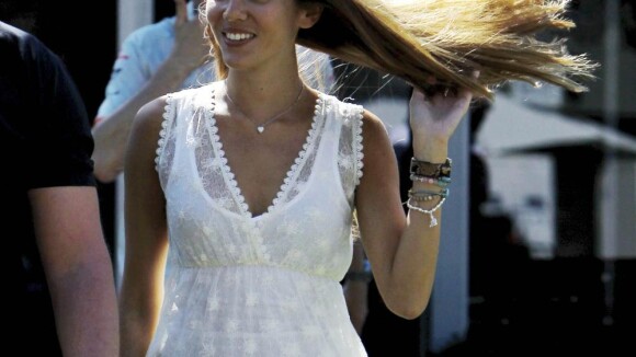 Jessica Michibata très court vêtue... Attention à ne pas déconcentrer Jenson Button !