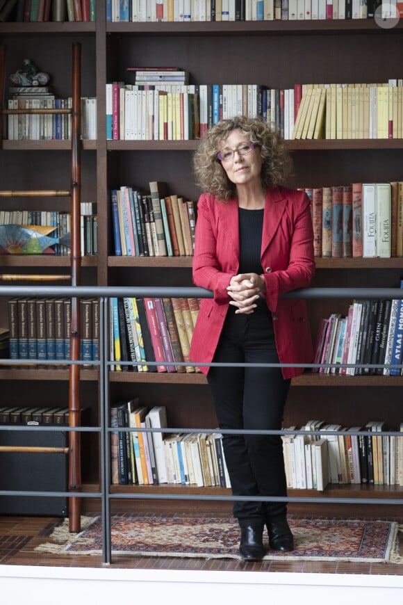 Mireille Dumas devant sa bibliothèque ©François Roelants