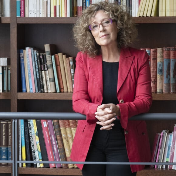 Mireille Dumas devant sa bibliothèque ©François Roelants