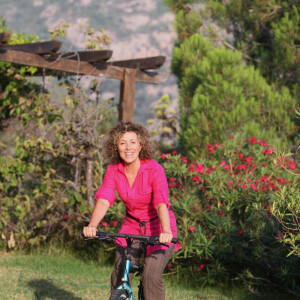 Toujous très active à 71 ans, Mireille sort à l'occasion son vélo...Mireille Dumas lors d'une séance photo dans sa maison de Porto, en Corse du Sud, le 14 août 2007. Photo par Max Colin/ABACAPRESS.COM