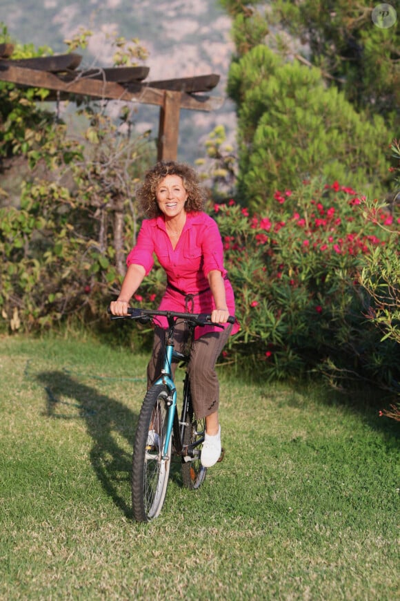 Toujous très active à 71 ans, Mireille sort à l'occasion son vélo...Mireille Dumas lors d'une séance photo dans sa maison de Porto, en Corse du Sud, le 14 août 2007. Photo par Max Colin/ABACAPRESS.COM