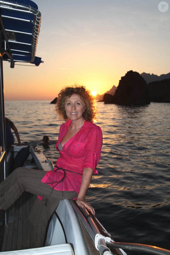 Mais ce qu'elle aime par dessus-tout, ce sont les longues séances de nage en mer...Mireille Dumas lors d'une séance photo dans sa maison de Porto, en Corse du Sud, le 14 août 2007. Photo par Max Colin/ABACAPRESS.COM