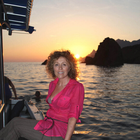 Mais ce qu'elle aime par dessus-tout, ce sont les longues séances de nage en mer...Mireille Dumas lors d'une séance photo dans sa maison de Porto, en Corse du Sud, le 14 août 2007. Photo par Max Colin/ABACAPRESS.COM