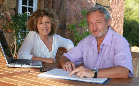 Dans cette ancienne bergerie rénovée, le couple jardine, récolte du miel...Mireille Dumas lors d'une séance photo dans sa maison de Porto, en Corse du Sud, le 14 août 2007. Photo par Max Colin/ABACAPRESS.COM