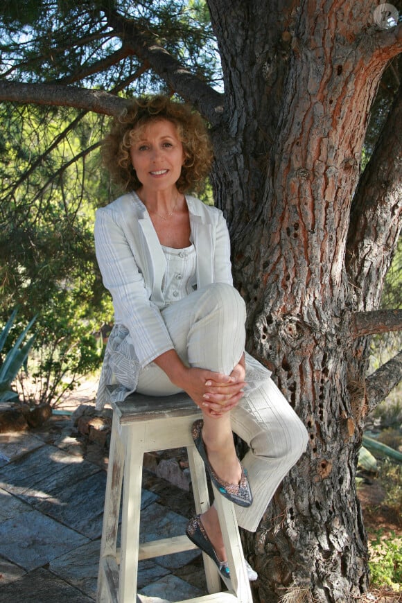 Mireille Dumas lors d'une séance photo dans sa maison de Porto, en Corse du Sud, le 14 août 2007. Photo par Max Colin/ABACAPRESS.COM