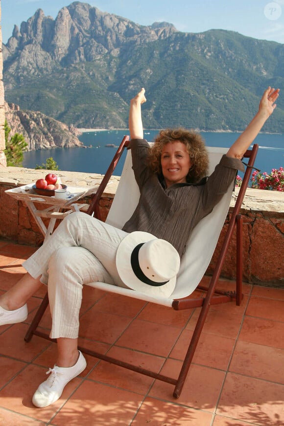 Mireille Dumas lors d'une séance photo dans sa maison de Porto, en Corse du Sud, le 14 août 2007. Photo par Max Colin/ABACAPRESS.COM