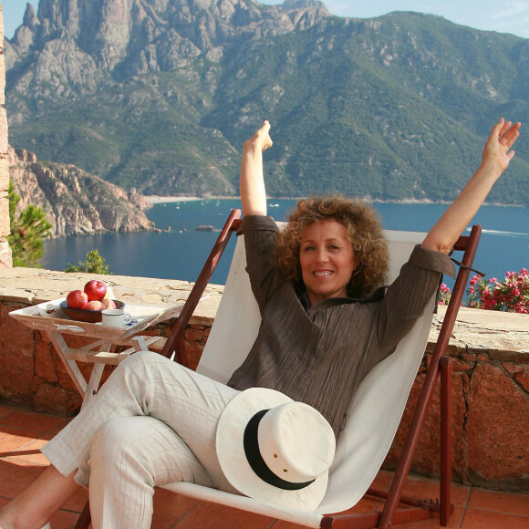 Mireille Dumas lors d'une séance photo dans sa maison de Porto, en Corse du Sud, le 14 août 2007. Photo par Max Colin/ABACAPRESS.COM